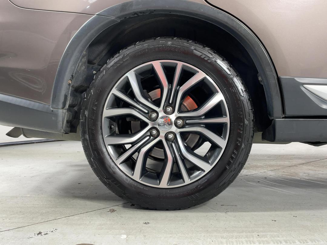 Photo '12' of Mitsubishi Outlander