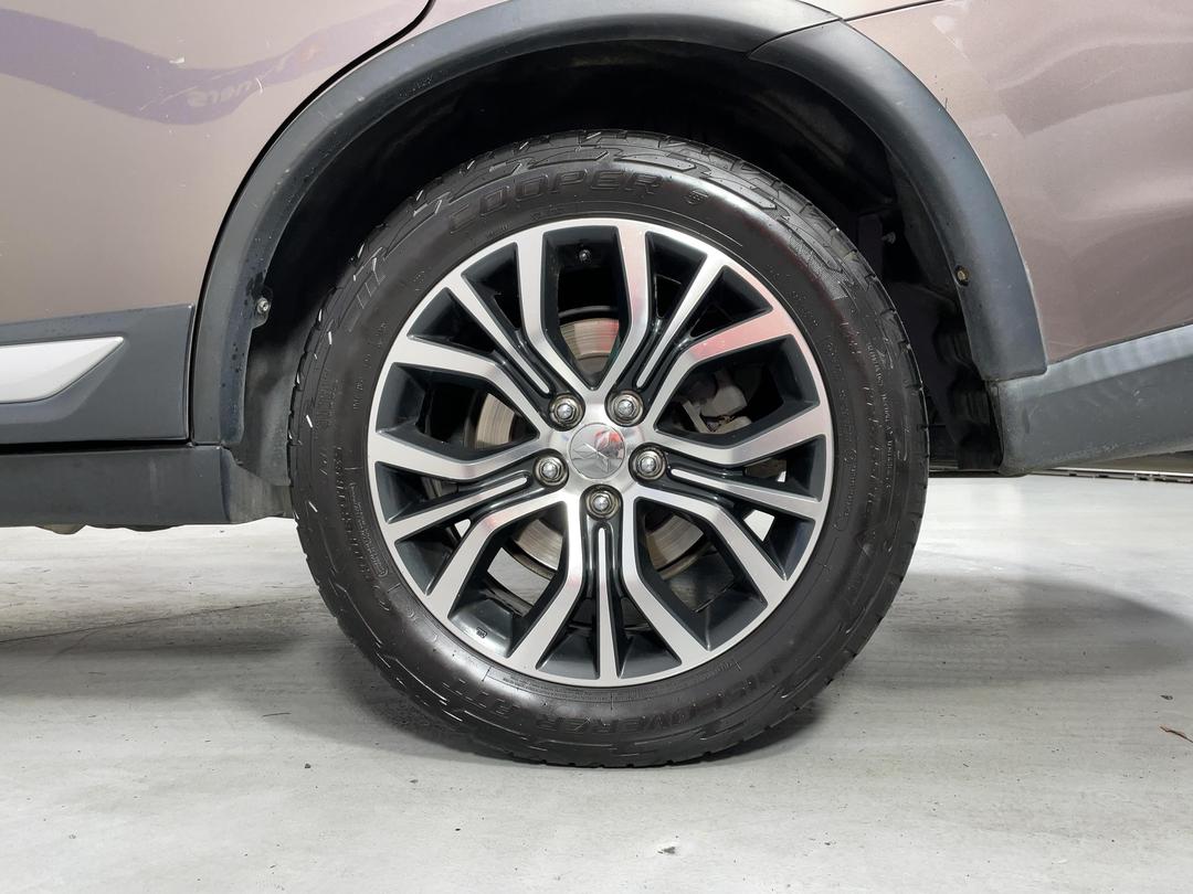 Photo '11' of Mitsubishi Outlander