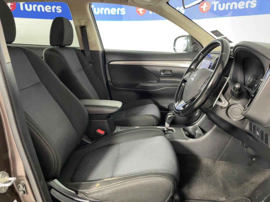 Photo '16' of Mitsubishi Outlander