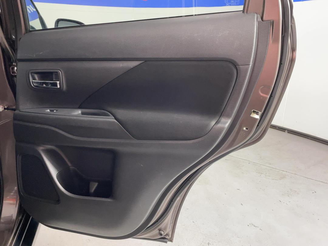 Photo '19' of Mitsubishi Outlander