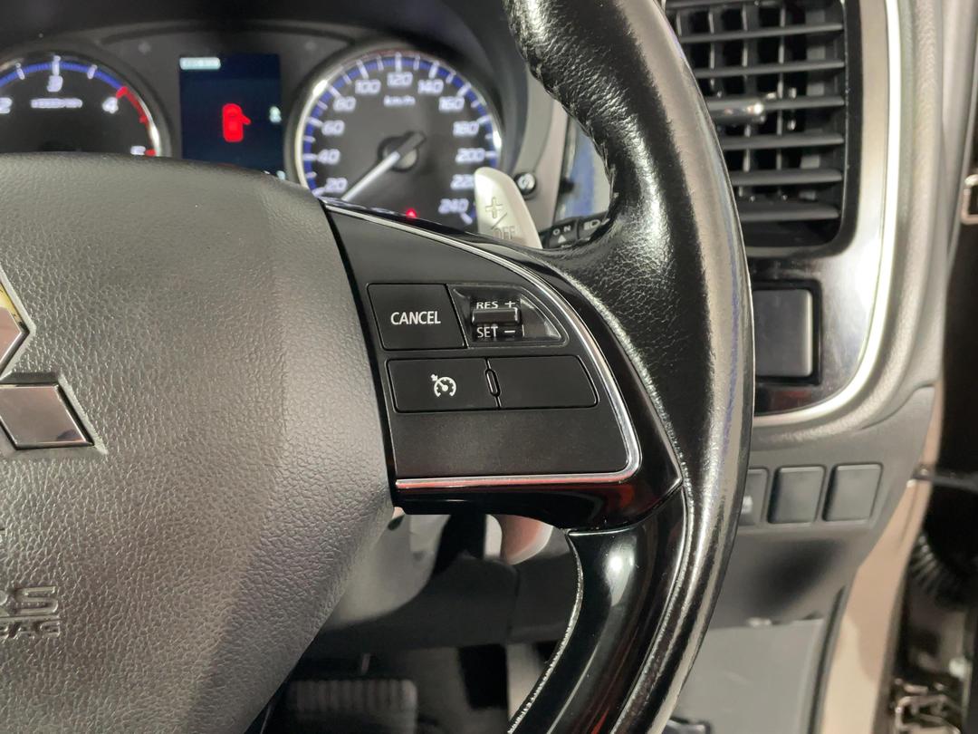 Photo '33' of Mitsubishi Outlander