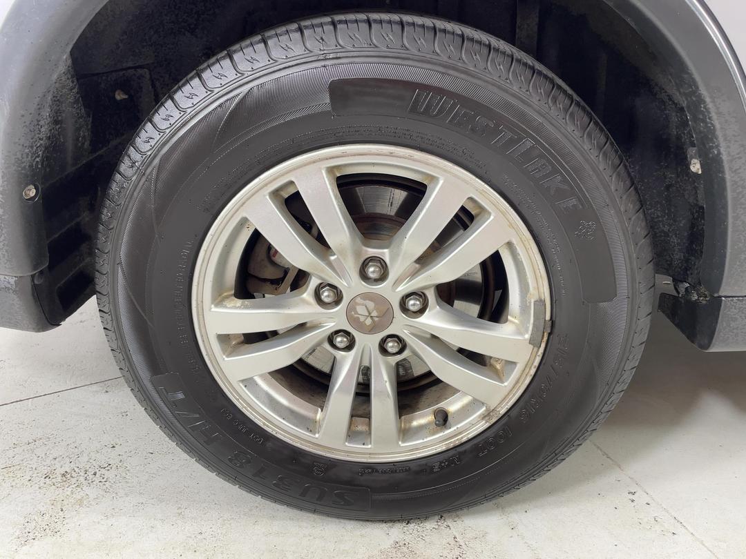 Photo '12' of Mitsubishi Outlander