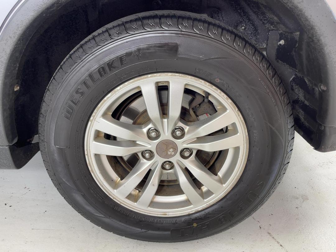 Photo '11' of Mitsubishi Outlander