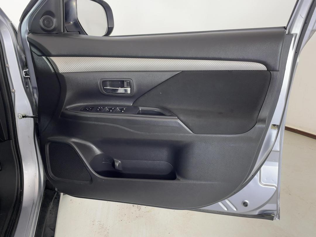 Photo '15' of Mitsubishi Outlander