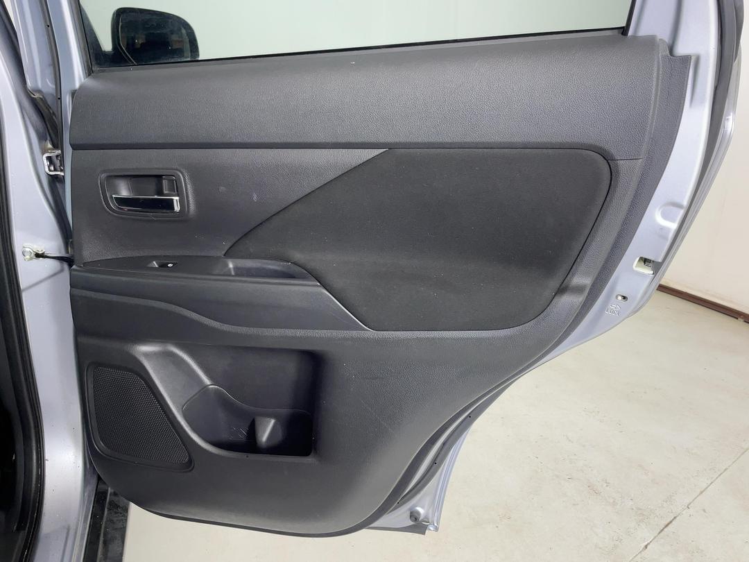 Photo '19' of Mitsubishi Outlander
