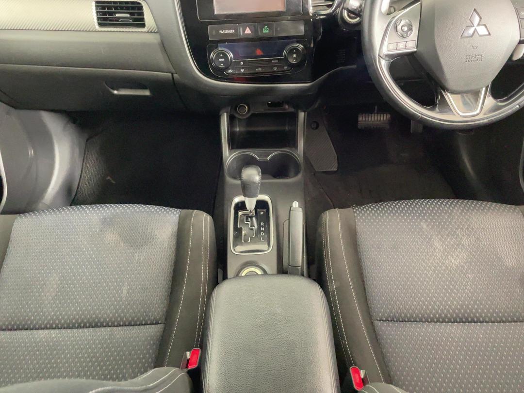 Photo '18' of Mitsubishi Outlander