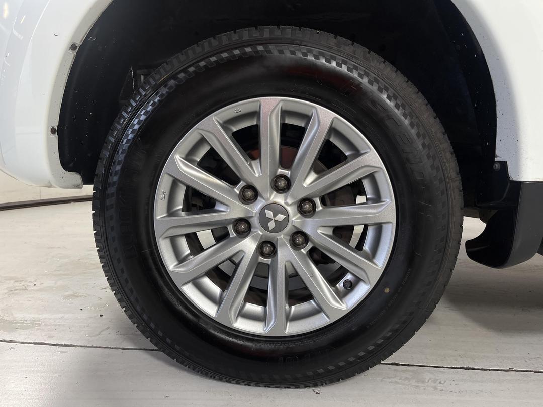 Photo '10' of Mitsubishi Triton