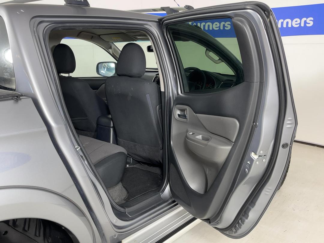 Photo '19' of Mitsubishi Triton