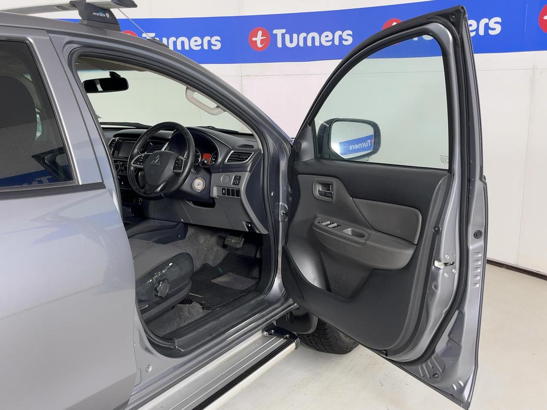 Photo '15' of Mitsubishi Triton