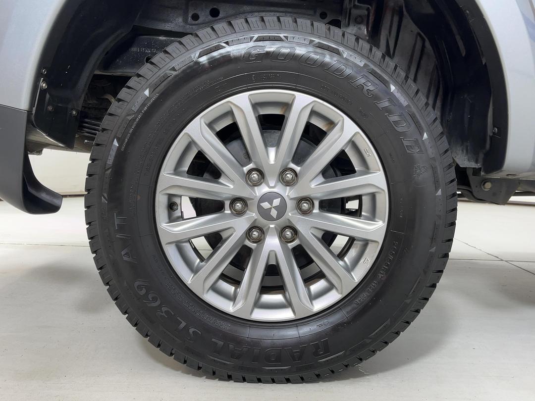 Photo '12' of Mitsubishi Triton