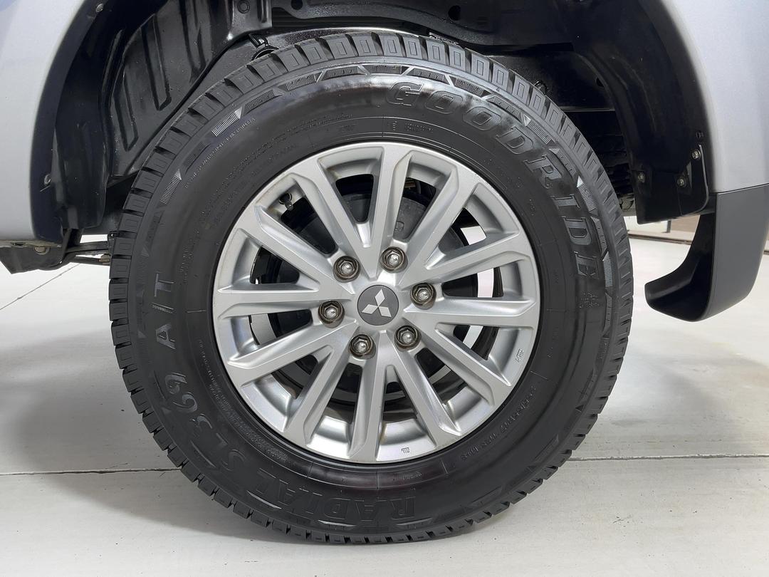 Photo '11' of Mitsubishi Triton