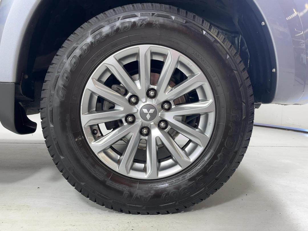 Photo '9' of Mitsubishi Triton
