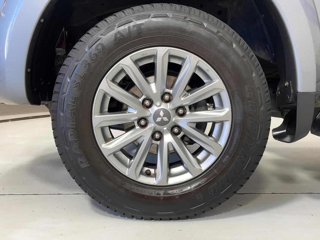 Photo '10' of Mitsubishi Triton
