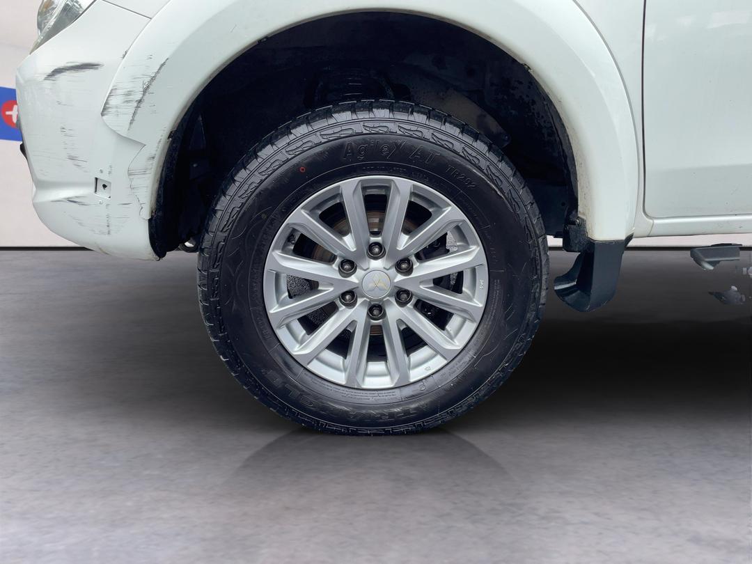 Photo '10' of Mitsubishi Triton