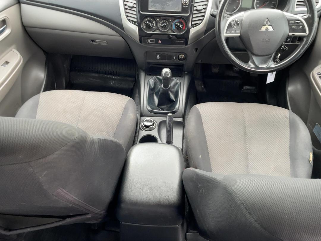 Photo '18' of Mitsubishi Triton