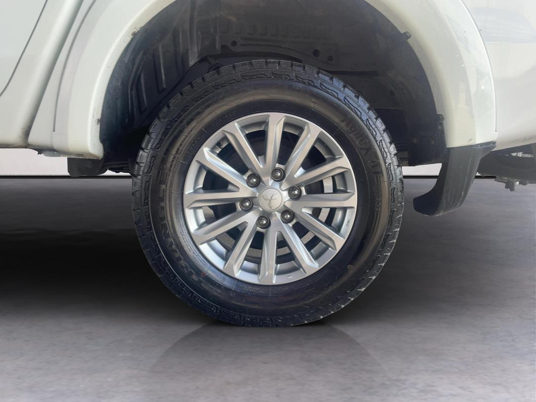 Photo '11' of Mitsubishi Triton