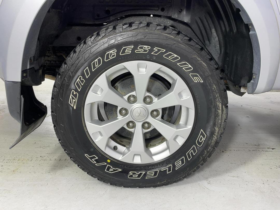 Photo '12' of Mitsubishi Triton