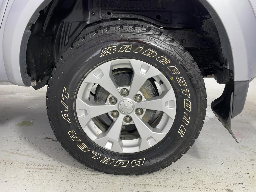 Photo '11' of Mitsubishi Triton