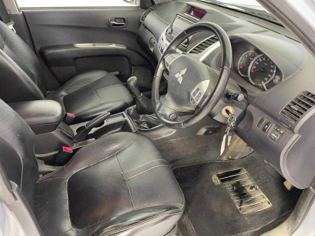 Photo '16' of Mitsubishi Triton