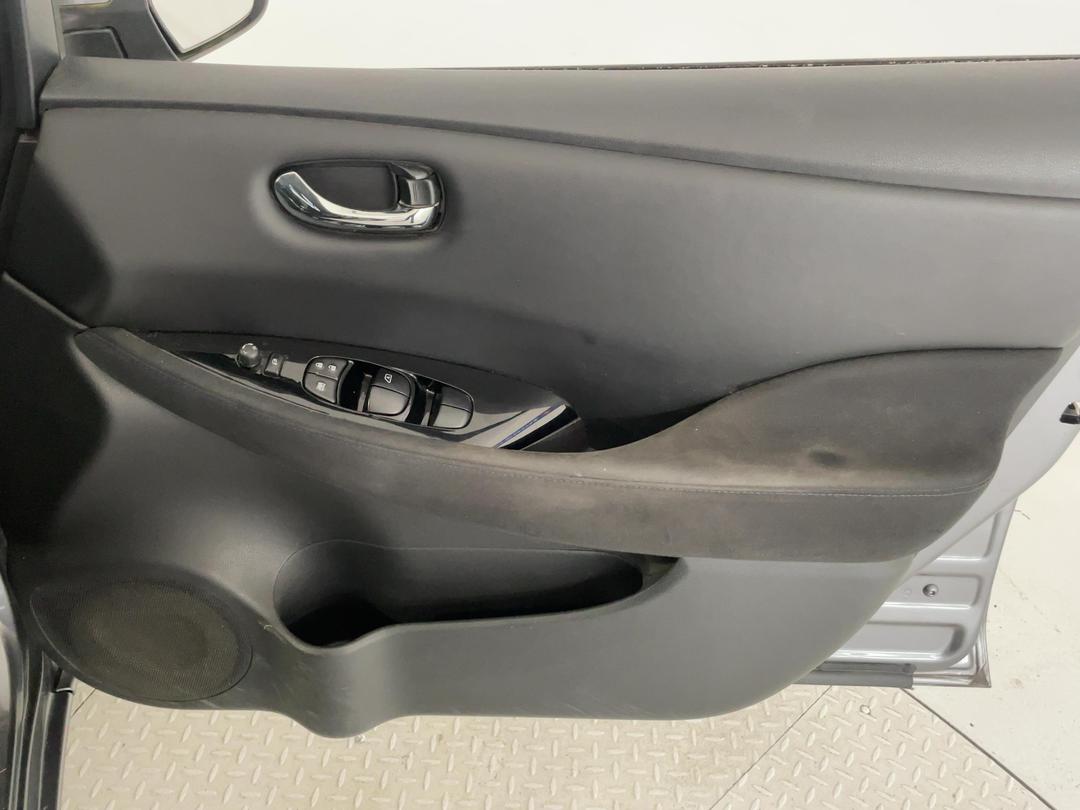 Photo '15' of Nissan Leaf