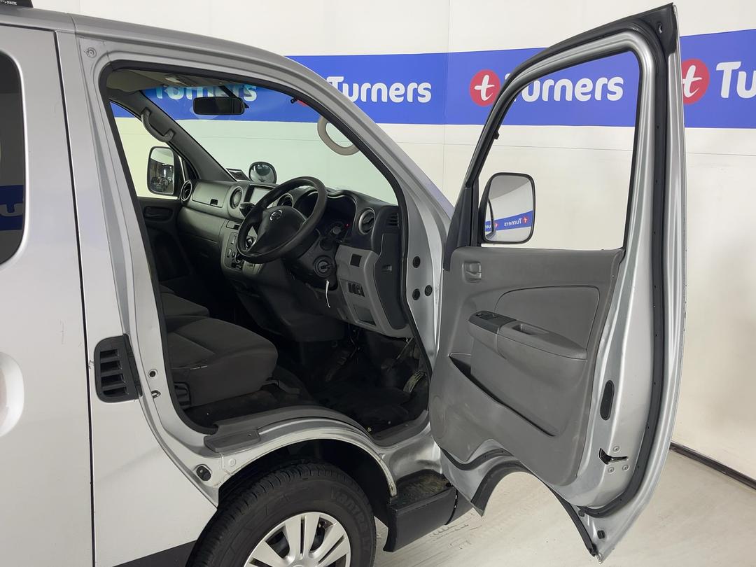 Photo '15' of Nissan NV350