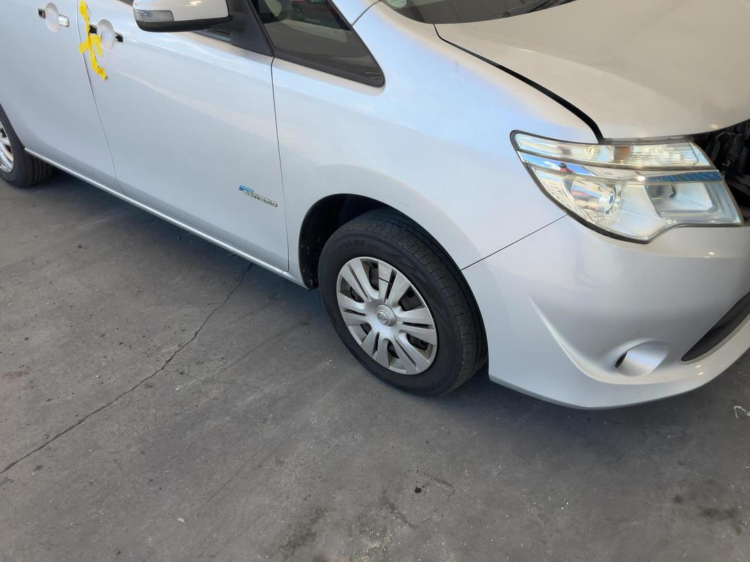 Photo '2' of Nissan Serena Photo '2' of Nissan Serena