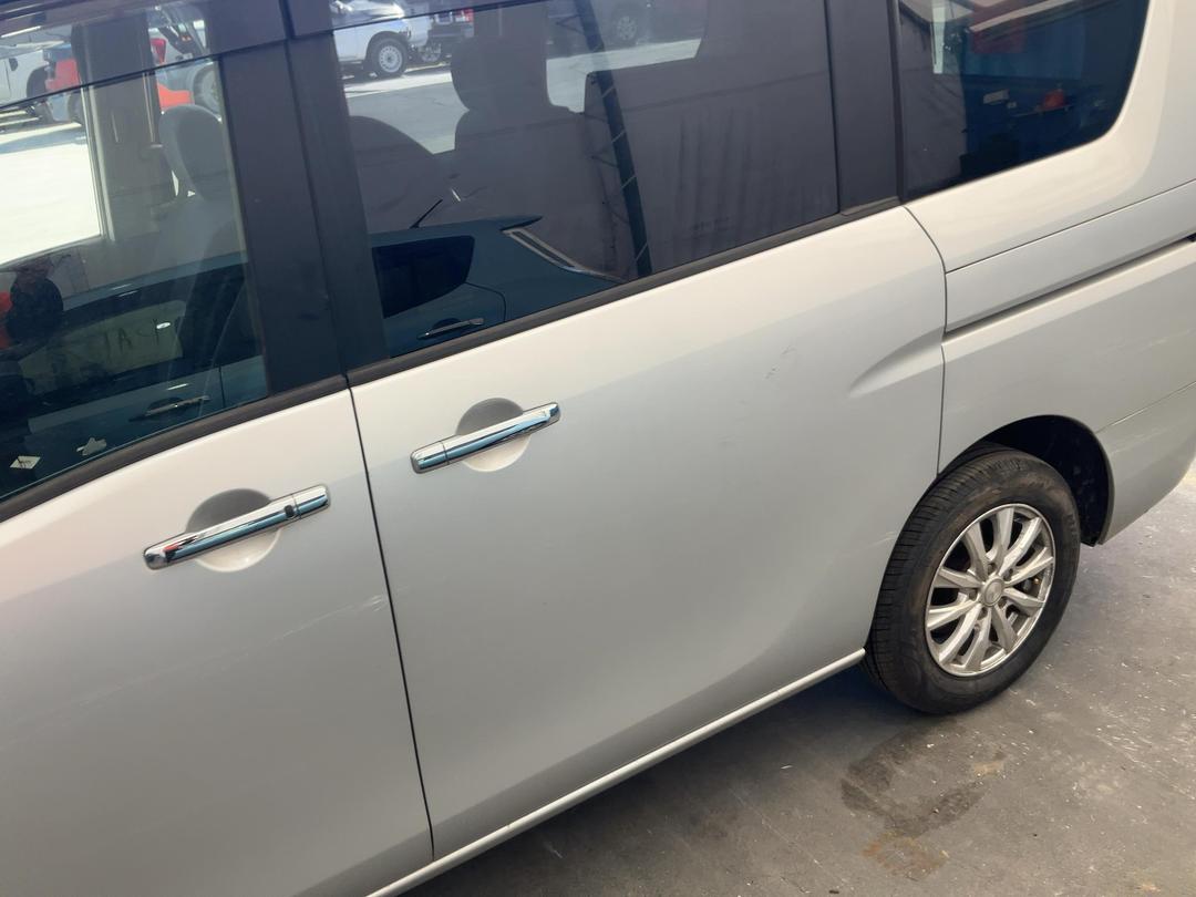 Photo '8' of Nissan Serena Photo '8' of Nissan Serena