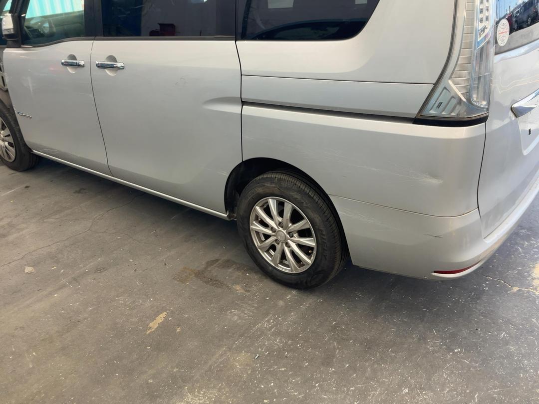 Photo '10' of Nissan Serena Photo '10' of Nissan Serena