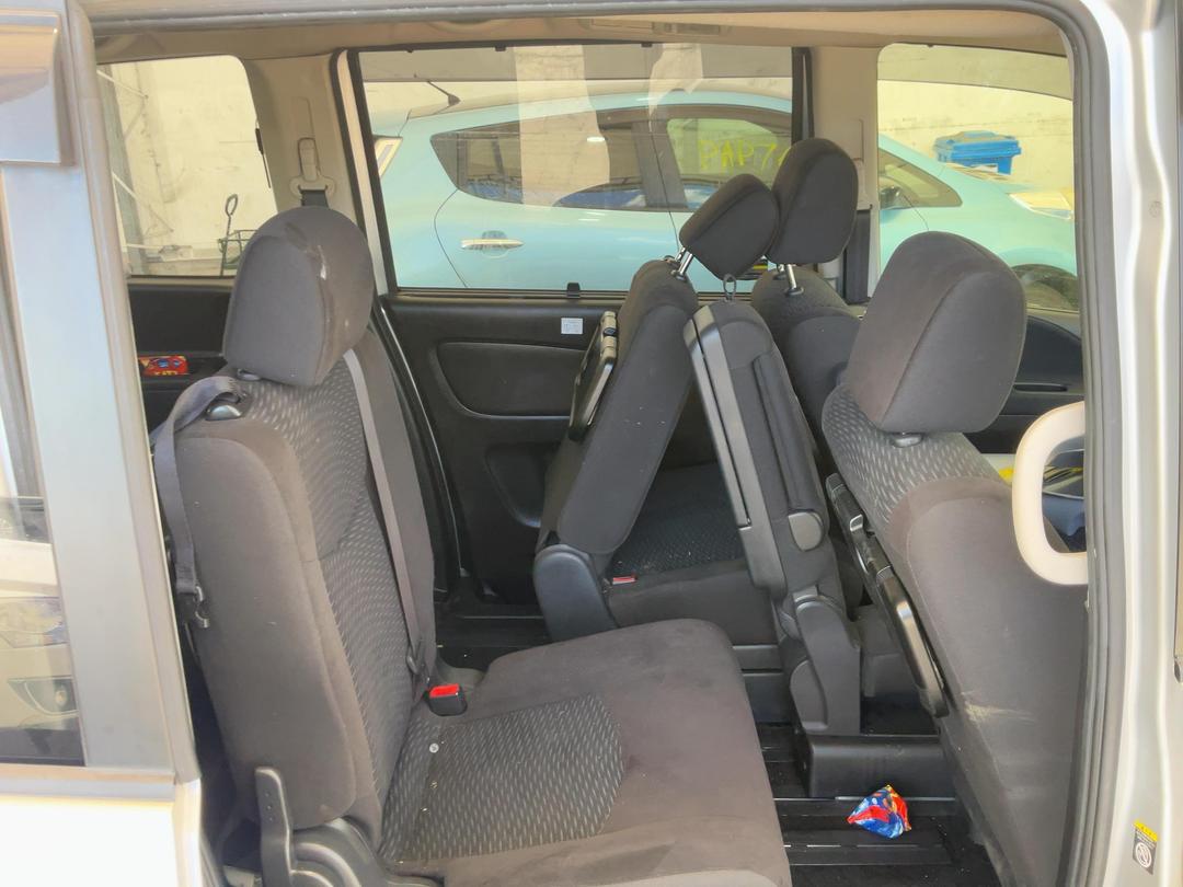 Photo '24' of Nissan Serena Photo '24' of Nissan Serena