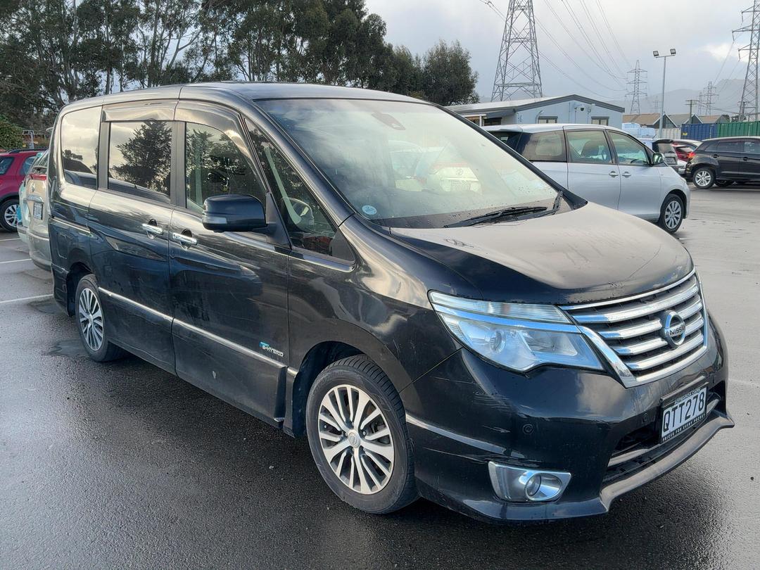 Photo '2' of Nissan Serena Photo '2' of Nissan Serena