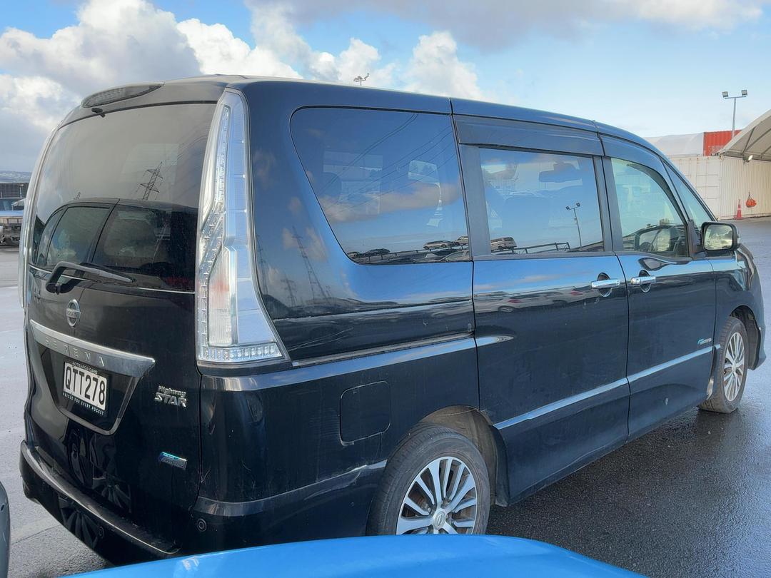 Photo '3' of Nissan Serena Photo '3' of Nissan Serena