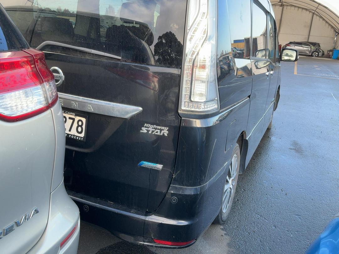 Photo '4' of Nissan Serena Photo '4' of Nissan Serena