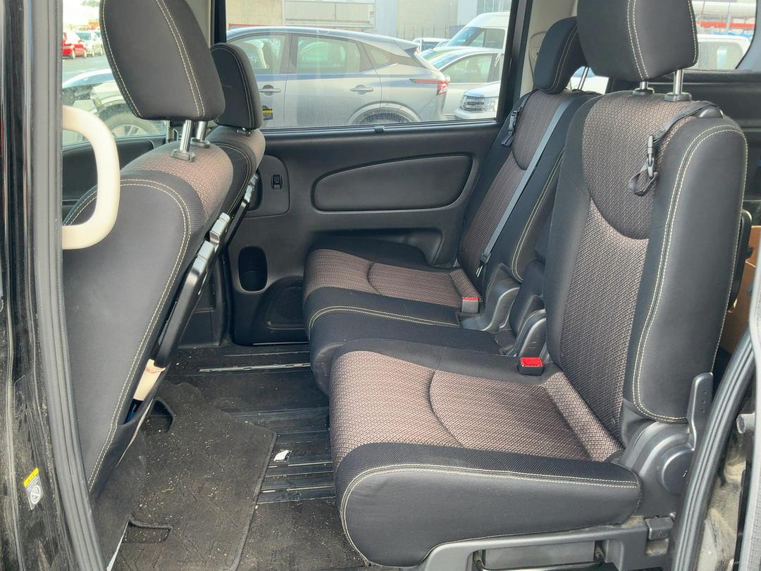 Photo '9' of Nissan Serena Photo '9' of Nissan Serena