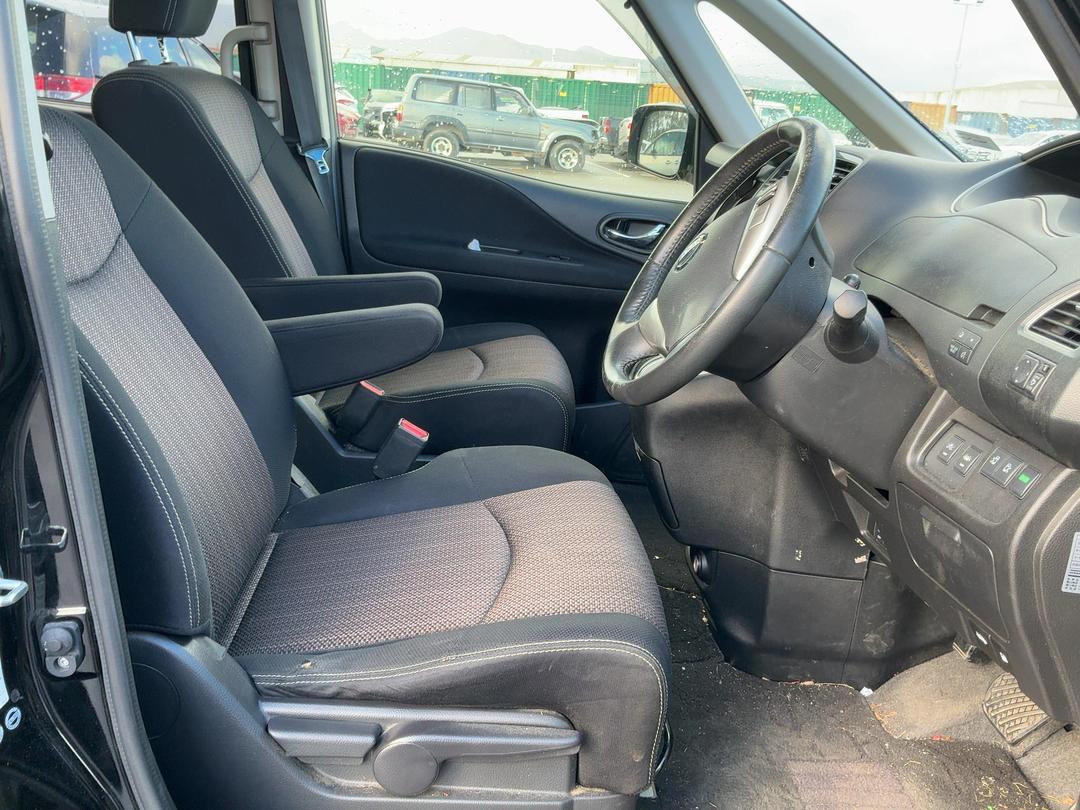 Photo '10' of Nissan Serena Photo '10' of Nissan Serena