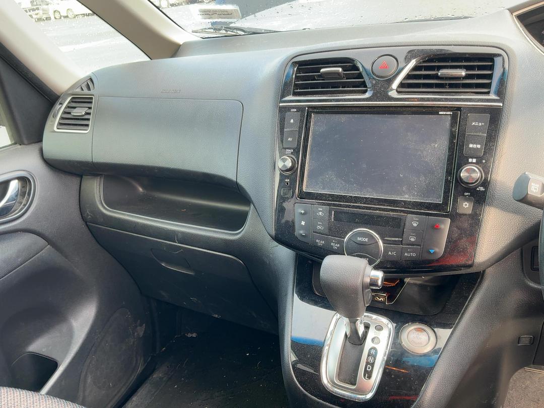 Photo '17' of Nissan Serena Photo '17' of Nissan Serena