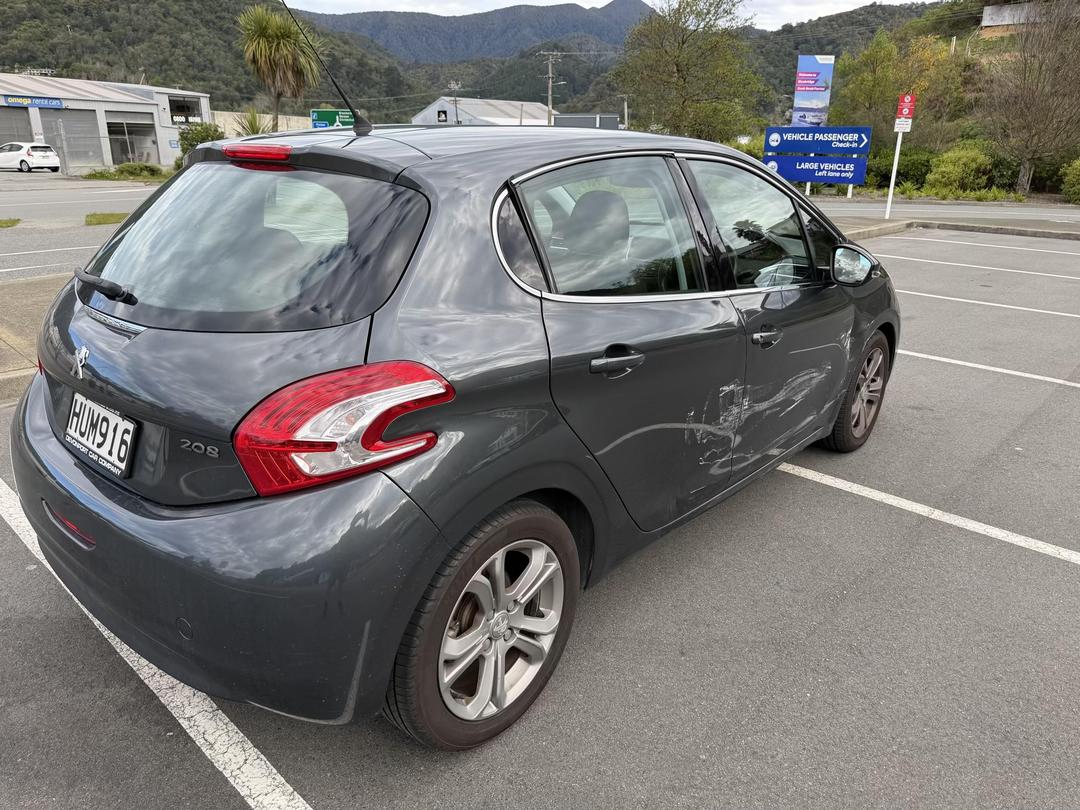 Photo '2' of Peugeot 208 Allure Photo '2' of Peugeot 208 Allure