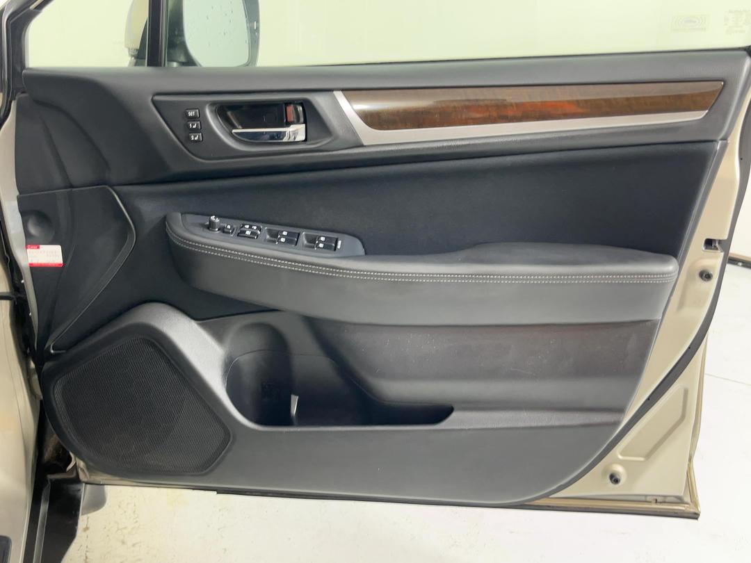 Photo '15' of Subaru Legacy