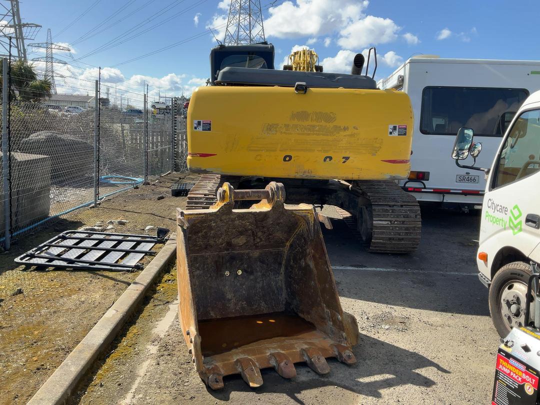Photo '5' of Sumitomo SH210LC Excavator