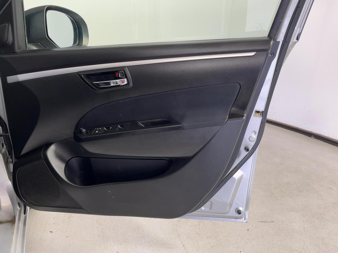 Photo '15' of Suzuki Swift