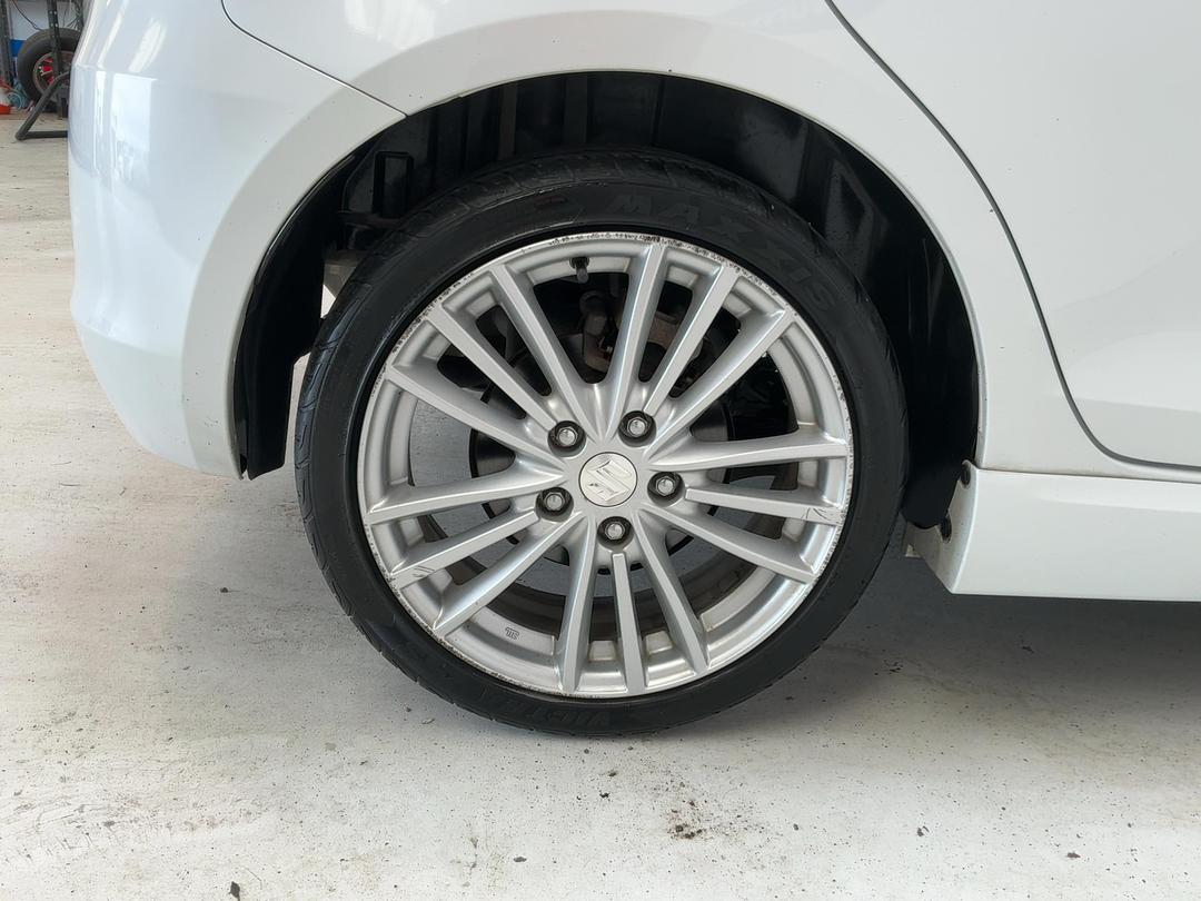 Photo '12' of Suzuki Swift