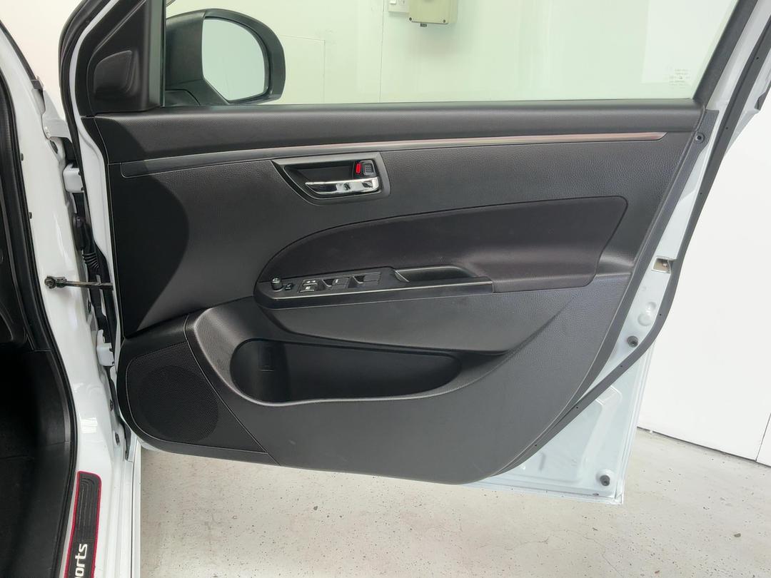 Photo '15' of Suzuki Swift