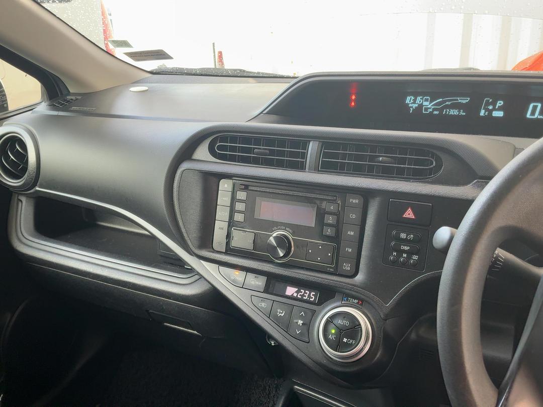 Photo '18' of Toyota Aqua Photo '18' of Toyota Aqua