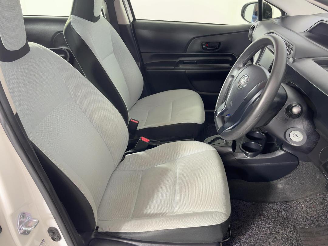 Photo '16' of Toyota Aqua