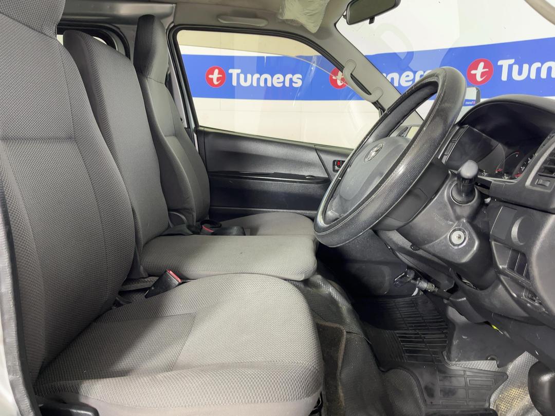 Photo '16' of Toyota Hiace