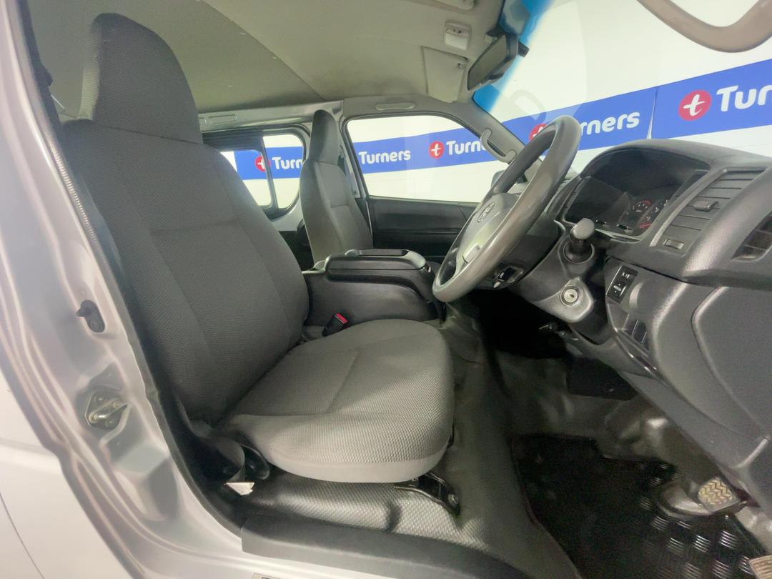 Photo '16' of Toyota Hiace
