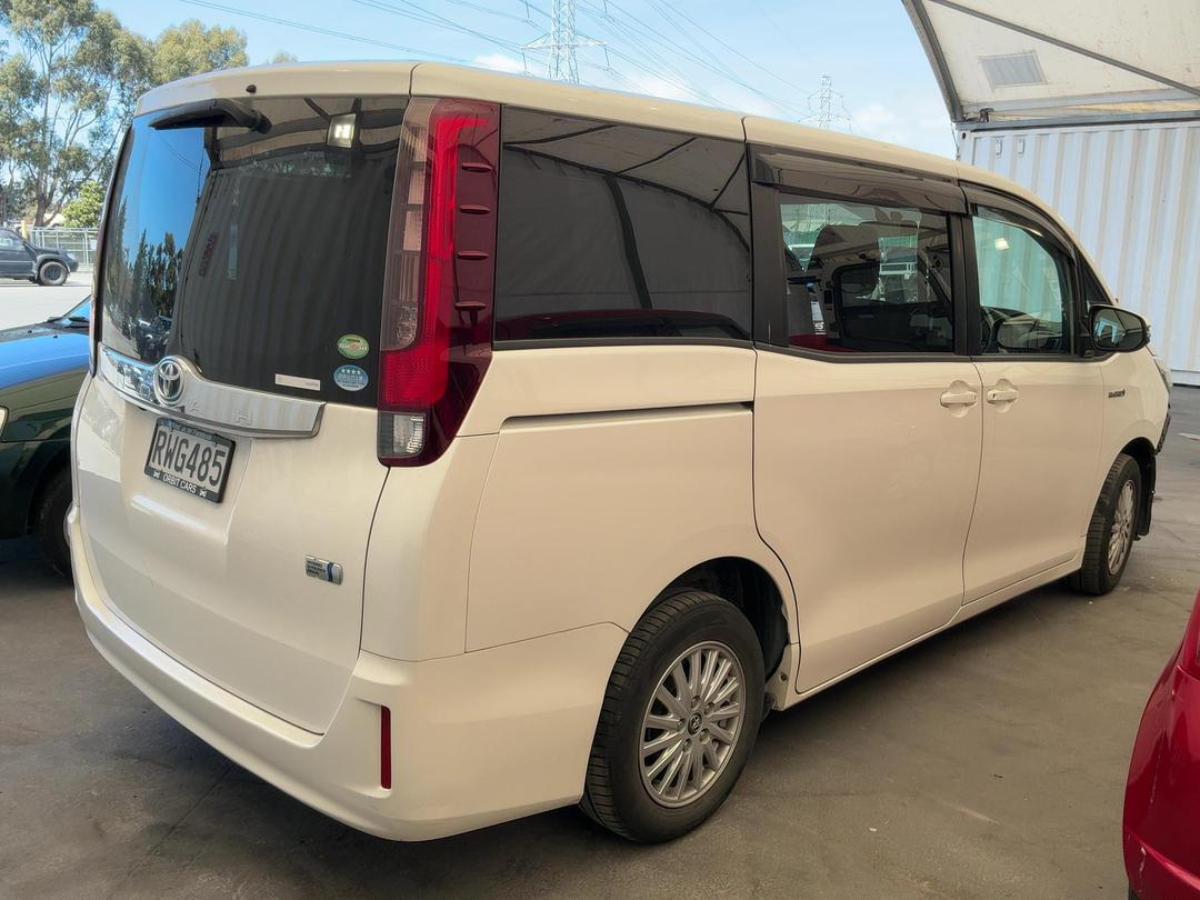 Photo '6' of Toyota Noah Esquire Photo '6' of Toyota Noah Esquire
