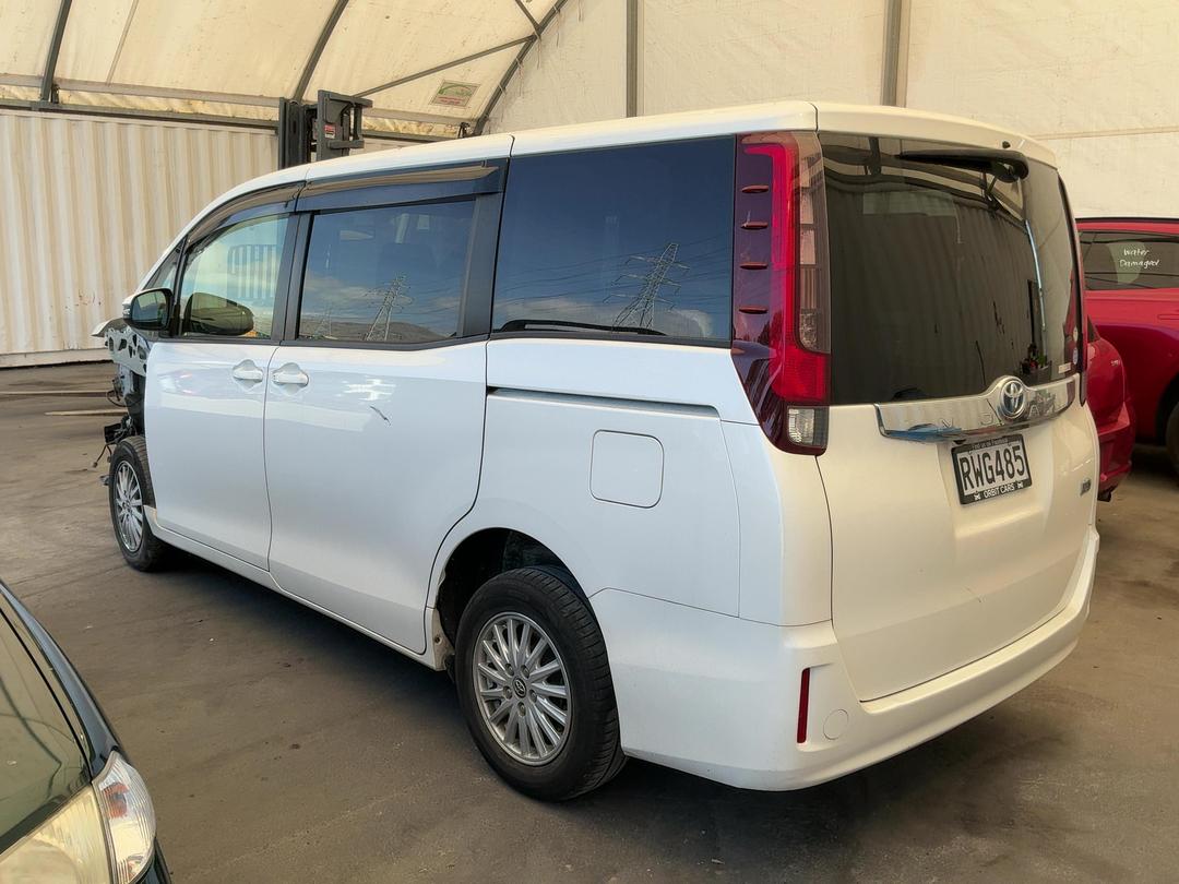 Photo '7' of Toyota Noah Esquire Photo '7' of Toyota Noah Esquire