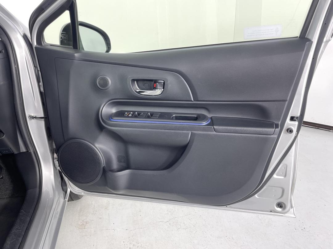 Photo '15' of Toyota Prius C