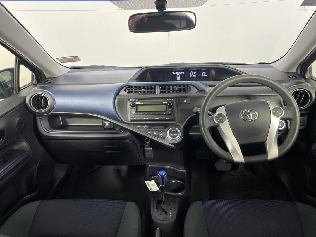Photo '17' of Toyota Prius C
