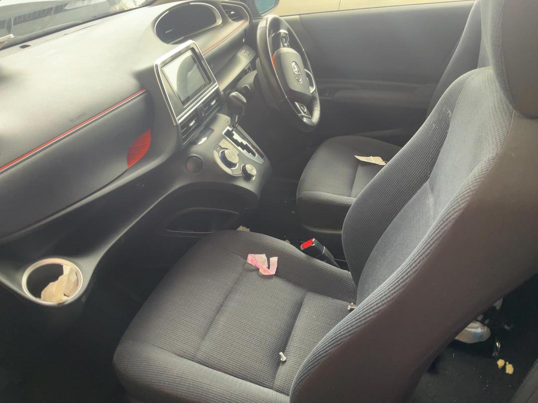 Photo '24' of Toyota Sienta